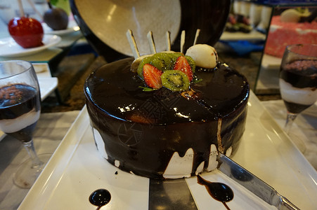 美丽的生日蛋糕和刀子 在Banquet饭店的餐厅 宴会 酒店背景图片