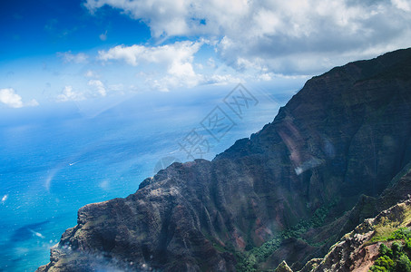 美国考艾岛纳帕利海岸 突如其来的绿色空中景象 云 爬坡道背景