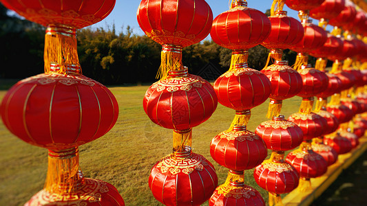 红中国灯笼在白天连续挂着 新年的中华新年背景图片