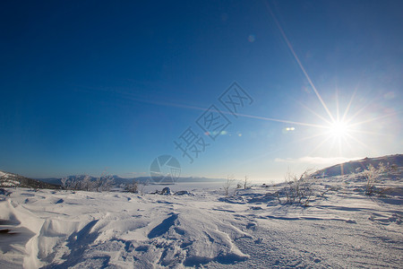 坎达拉克沙冬季白海和山脉 雪 自然 晴天 冬天 爬坡道 树 旅游背景