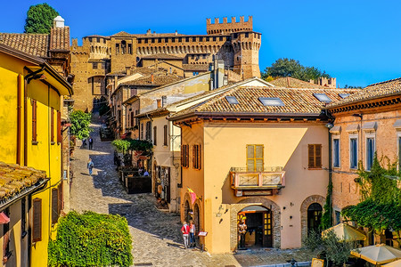 佩萨罗色彩多彩的村镇街道建筑 美丽的 屋顶 城市景观 文化背景