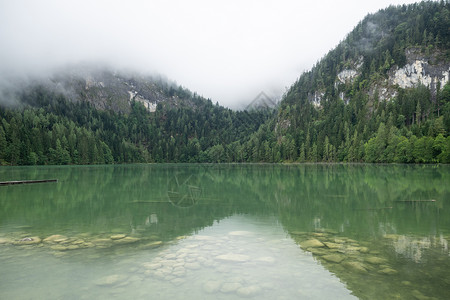 奥地利美丽的湖泊 奥地利的格莱因克西 山背景图片