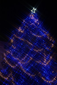 带多彩灯的圣诞树 庆典 精神 装饰品 圣诞节 前夕 晚上背景图片