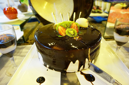 美丽的生日蛋糕和刀子 在Banquet饭店的餐厅 蓝莓 巧克力背景图片