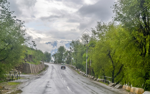 完美的柏油山路在阴雨天 上坡路通过 有反射和松树的车行道在喜马拉雅山 运输 在有雾的林地的空旷的高速公路 假期旅行背景