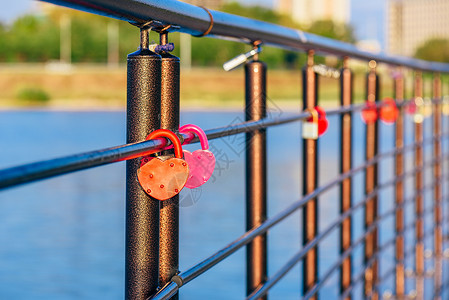 金属锁挂在栏杆上 心 生活 婚礼 浪漫 订婚 安全的图片