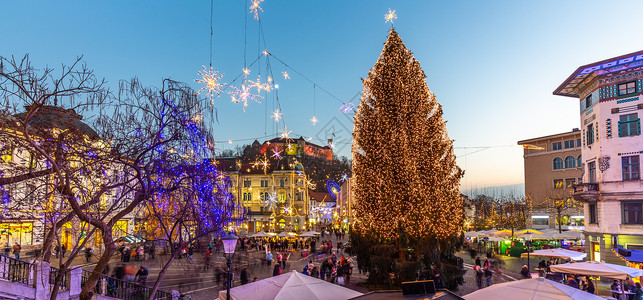 圣诞全景素材浪漫的卢布尔雅那市中心为圣诞节假期装饰 Preseren 广场 卢布尔雅那 斯洛文尼亚 欧洲 圣诞树 城堡背景