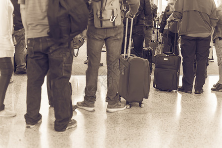 在西雅图机场等待登机的一群拥挤旅行者观看经过过滤的图像特端后座 乘客 飞机场背景