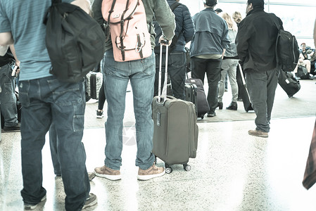 在西雅图机场等待登机的一群拥挤旅行者观看经过过滤的图像特端后座 乘客背景