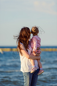母亲和女儿在沙滩上玩耍 真实形象 妈妈 孩子图片