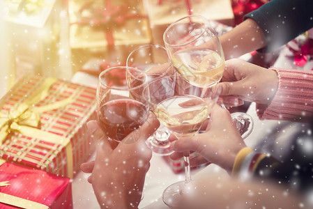 一群朋友在家中庆祝圣诞节 并举杯敬酒 葡萄酒图片