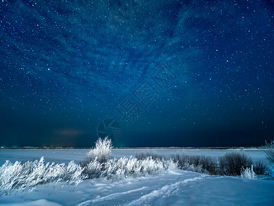 野外的雪和星光无月的冬季天空背景