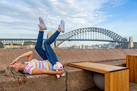 在悉尼澳洲的Quay 周报上欢欣的观光游客背景图片