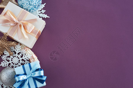 紫色雪花装饰圣诞礼物和装饰品 雪花 魅力 快乐的 框架 季节 柔和的背景