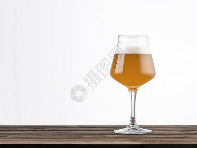 白色背景上隔绝的木板上的玻璃啤酒背景图片