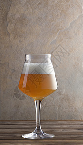 木桌上的啤酒杯 石头背景 木板 喝 酒吧 石头背景图片