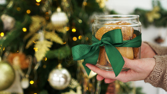 礼物罐子在一个玻璃罐子里的燕麦饼干 在圣诞装饰的背景之下 盒子 秋天背景