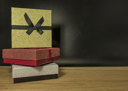 三盒红银和金子的礼物 弓 假期 爱 周年纪念日 盒装礼物背景