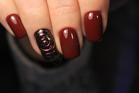 精致美丽的女性手指与原创设计美甲 指甲油 冬天背景图片
