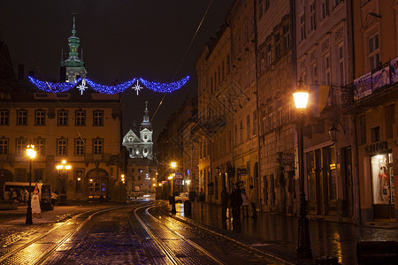 夜晚的Rynok广场 带有圣诞装饰品 天气背景图片