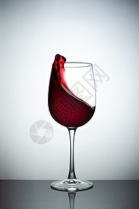红酒背标红酒玻璃与暴风雨在白背的玻璃杯中背景