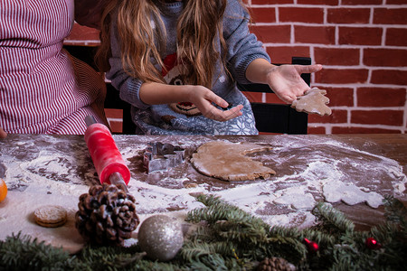 孩子们在厨房里做圣诞饼干的小孩们 他们要吃什么? 庆典 馅饼背景图片