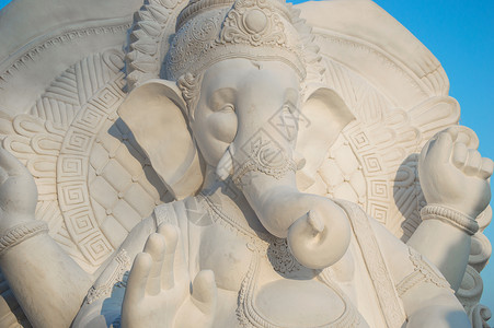 考神保佑印度神象头神的雕像 Ganesha 节期间艺术家工作坊中的特写 上帝 偶像背景