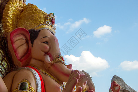 考神保佑毛笔字印度神象头神的雕像 Ganesha 节期间艺术家工作坊中的特写 崇拜 偶像背景