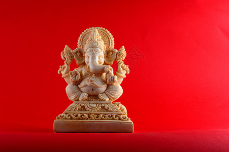 印度神象头神 红色背景上的象头神偶像 节日背景图片