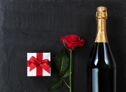 纪念年背景 香槟和礼物在自然花板上背景图片