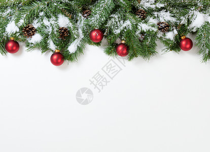 白雪圣诞红装饰品挂在fir树枝上 红色的 传统背景图片