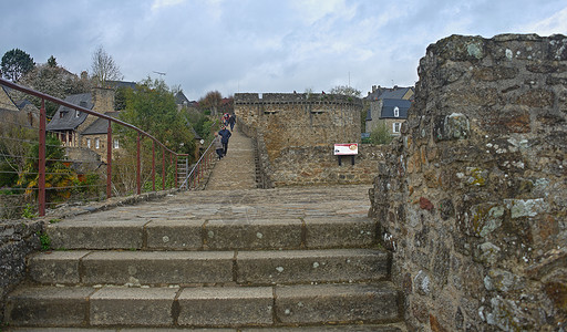 2019年4月7日 法国迪纳恩 - 在堡垒上行走的道路背景图片