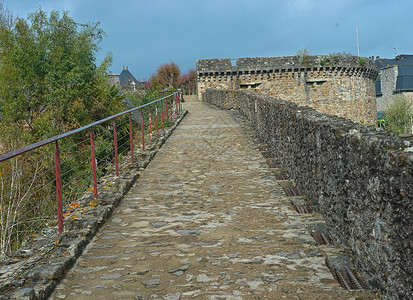 乌云盖顶迪南堡垒墙顶的石路背景