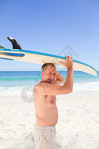 退休男人带着他的冲浪板 高级的 女士 海岸 运动 天背景图片