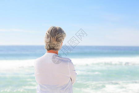 海滩上的退休女人背景图片