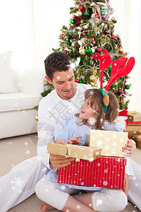 礼献父亲喜笑的父亲和女儿的复合形象 开启圣诞礼物;在圣诞节开礼背景