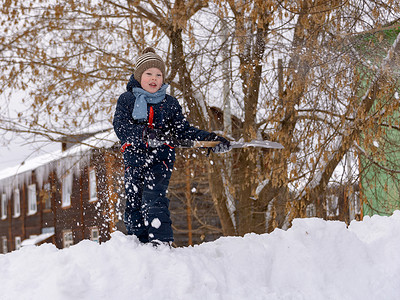铲雪的男孩自然降雪高清图片
