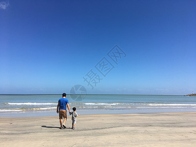 家庭与海洋 天空 幸福的家庭 旅行 海岸 泰国的海滩 蓝色 户外的背景图片