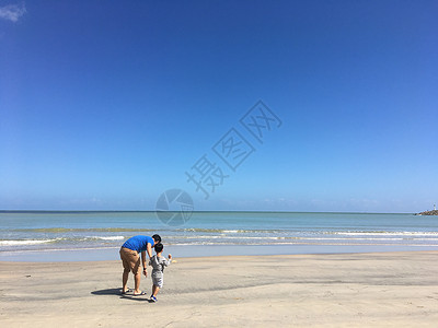 家庭与海洋 父亲和儿子 爱 沙滩 男生 海岸 大海 户外的图片