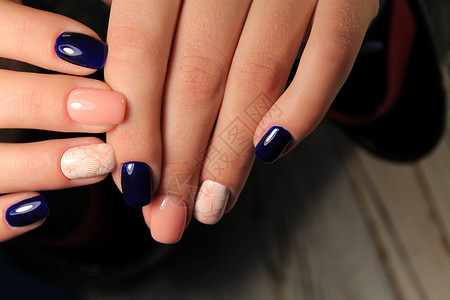 设计紫罗兰的雪花指甲 为钉子做光彩亮丽的清漆 美丽 艺术背景图片