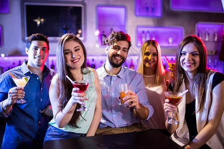 一群朋友在酒吧柜台展示鸡尾酒 快乐 青少年 闲暇高清图片
