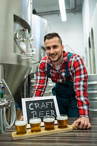 手工啤酒厂精酿啤酒工人高清图片