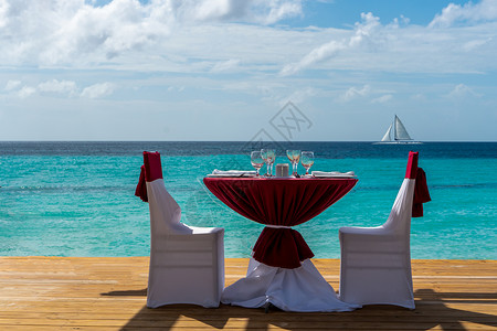 海边海滩两张喜宴桌 两位在海边背景图片