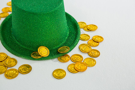 圣帕特里克日礼帽和巧克力金硬币高清图片