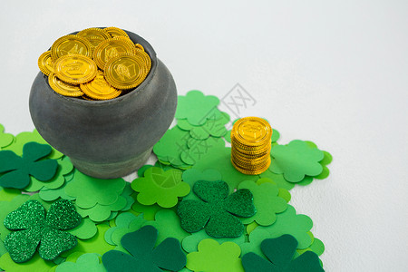圣帕特里克日大火和装满巧克力金硬币的罐子 钱 魔法高清图片