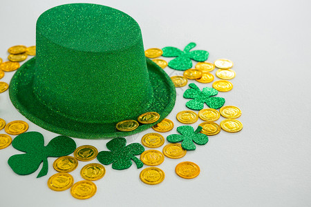 帽子中金币圣帕特里克·戴礼帽 火石和巧克力金币 美丽的背景