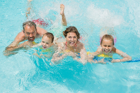 粘接快乐的父母和孩子们在游泳池玩得开心 晴天 娱乐背景