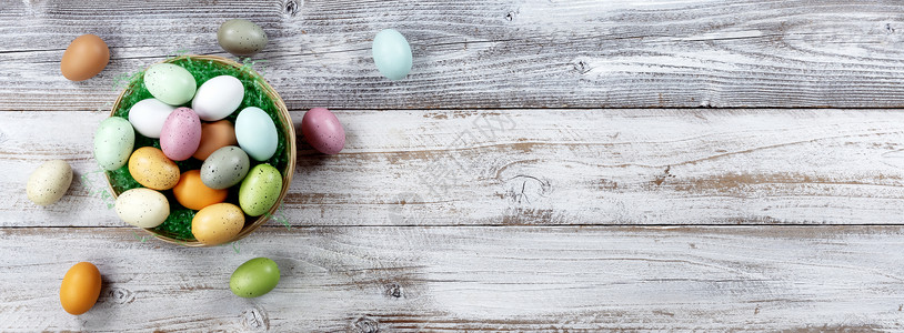 复活节节快乐 篮子满满的花彩鸡蛋在Whit上高清图片