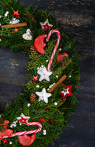 圣诞内地概念 花环 锥体 冷杉 门 花圈 树背景图片