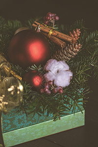 圣诞卡概念 手工制作的 礼物 木制的 白色的 枞树 乡村 锥体背景图片